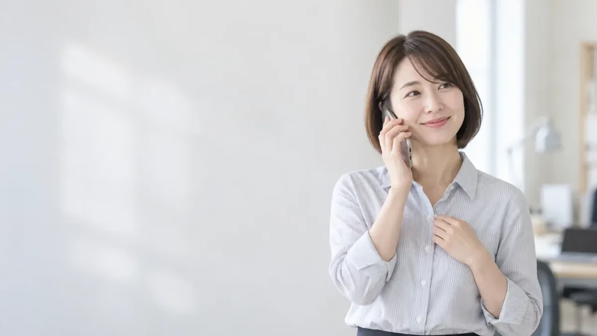 휴대폰으로 통화하는 셔츠 차림 여성