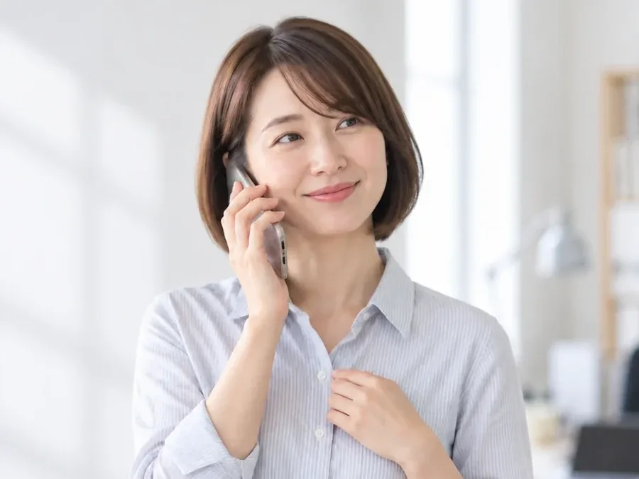 소액결제 한도 올리기 휴대폰으로 통화하는 셔츠 차림 여성 24시 바로